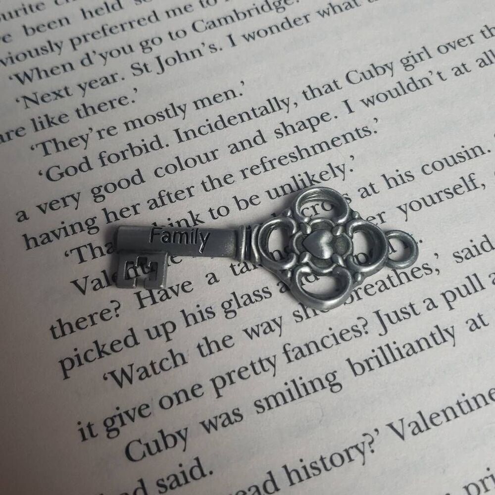 ‎Silver Family Key Pendant - Picture 4 of 7